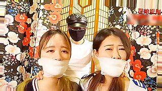Chinesische Schönheiten beim BDSM Dreier gefesselt und geärgert
