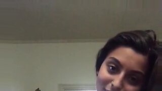 Gadis berambut coklat memamerkan pantat yang ketat di webcam