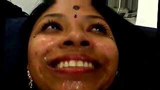 인도 여자가 쓰리썸에서 얼굴에 정액을 뿌려 즐긴다