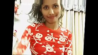 Tamilska uwodzicielka szepcze coś brudnego w filmie xxxx.