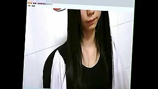 Một cô gái trên webcam biểu diễn cho khán giả của mình.
