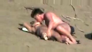 Miłośnicy plaży publicznej oddają się gorącej sesji seksu na świeżym powietrzu.