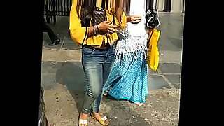 Des beautés indiennes dans le célèbre quartier rouge de Sonagachi à Kolkata.