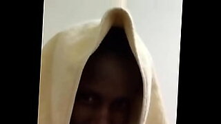 Jonge man raakt opgewonden in Kiswahili Bongo-video.