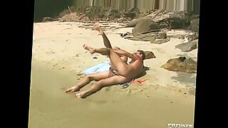 Puszysty chłopak robi się brudny na plaży.