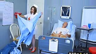 Perwersyjna pielęgniarka obdarowuje swojego utalentowanego pacjenta gorącym spotkaniem seksualnym.