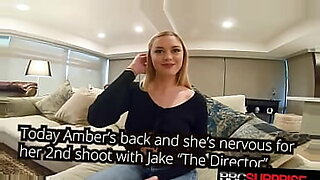 Amber Moore在热门视频中全力以赴地表演。