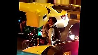Napalona dziewczyna i kierowca uprawiają gorący seks podczas wycieczki drogowej.