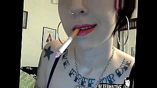 日本の美女が、タバコを吸いながら裸になりながら誘惑する。