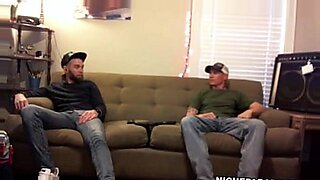 De jeunes hommes gays explorent le sexe au foyer dans des vidéos chaudes.