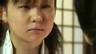 Una giovane asiatica minuta viene scopata duramente in un video a mosaico.