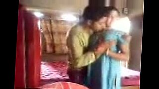 감각적인 펀자비 소녀가 HD 비디오에서 옷을 벗고 춤을 춥니다.