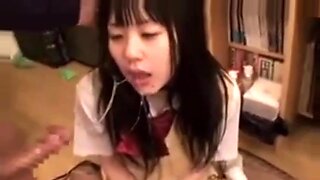 Chicas japonesas comparten apasionadamente una gran polla en un estilo hardcore.