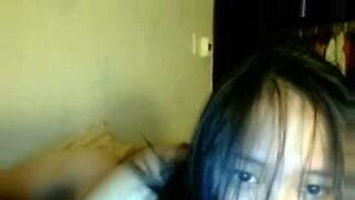Młoda Azjatka odsłania swoje małe piersi na kamerce internetowej.