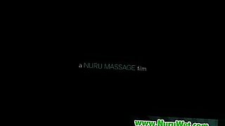 Un massaggio giapponese porta a una sessione di sesso appassionata.