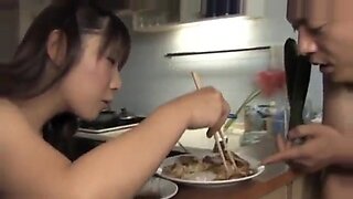 Intensywna kolacja i deser japońskiej nastolatki Momo Aizawy