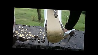 Hoge hakken breken in intense voetfetisjvideo.