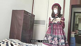 Une douce fille chinoise explore le BDSM avec auto-fixation et retenue.