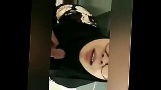 Exotische hijab babe plaagt met gebreid petspel.