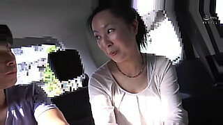Ibu-ibu muda Jepun terkejut dengan kamera tersembunyi dan batang hitam besar