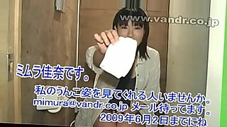 امرأة تستخدم مرحاض سكيبيدي أثناء مشاهدة التلفزيون