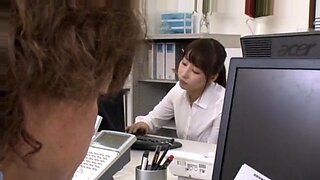 Ayami Shunka, niewinna Azjatka z biura, odsłania swoją młodzieńczą urodę.