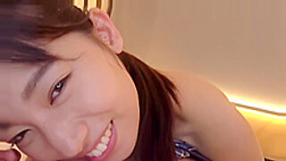 Một người phụ nữ châu Á thực hiện một cú bú cu gợi cảm theo phong cách POV.