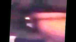 Một người phụ nữ cong vút thống trị trong một video sex fut nóng bỏng.