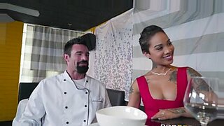 Eine betrügende Ehefrau genießt ein geheimes Rendezvous mit ihrem sexy Koch.