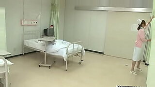 Japońska pielęgniarka oddaje się erotycznym badaniom lekarskim i zabawie.