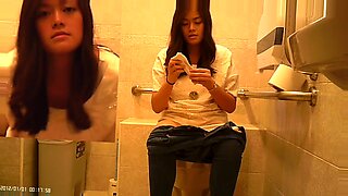 Un voyeur asiatico cattura un incontro bollente in bagno mentre viene ripreso da una telecamera nascosta.