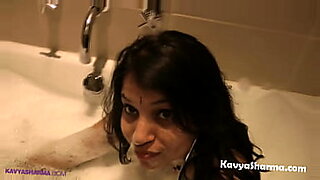Tante Indiase vrouw deelt haar verlangens in een video met Hindi-ondertiteling.