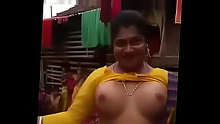 Một người đẹp Bangladesh gợi cảm trong một buổi trình diễn solo nóng bỏng.