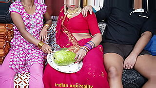 Rajia Nisks, uma indiana sedutora, desfruta de um encontro quente de sexo quente.