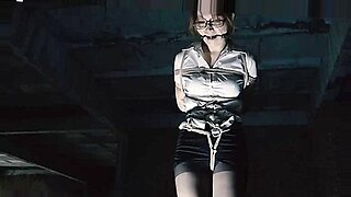 Intensywna scena BDSM z chińską pięknością, która jest związana i drażniona.
