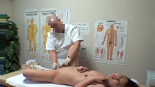 Uma câmera escondida captura uma massagem sensual asiática com técnicas excitantes.