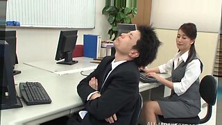 Japońska sekretarka daje niechlujnego lodzika, zanim zostanie ruchana na biurku.