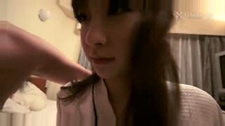 胡桃は、彼女のクリーミーな美しさを露骨な日本のビデオで披露する。