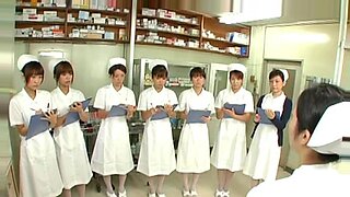Japońska pielęgniarka siada na twarzy, drażni rękami.