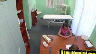 Un'infermiera effettua un esame intimo con il suo paziente, portando a un incontro appassionato.