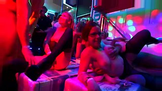 Blondynki i brunetki na dzikiej imprezie seksualnej firmy budowlanej z głębokim gardłem.