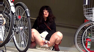 Japońska nastolatka doświadcza publicznej solowej sesji sikania na świeżym powietrzu na kamerze.